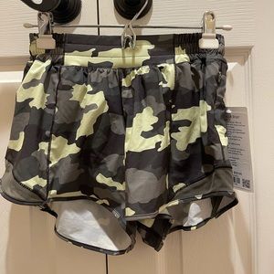 lulu lemon hottie hot 4inch with liner Size 6